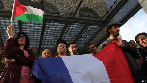 Palestinian carry flags in Ramallah, supporting the French move