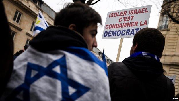 Jewish group protests against French parliament