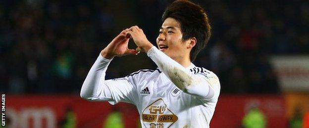 Ki Sung-Yueng of Swansea City celebrates his goal