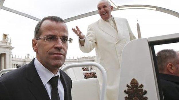 Daniel Anrig protecting the Pope after the end of the general audience