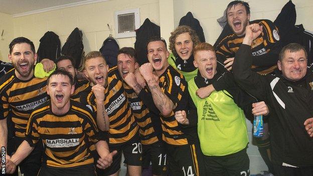 Alloa celebrate their 3-2 win over Rangers