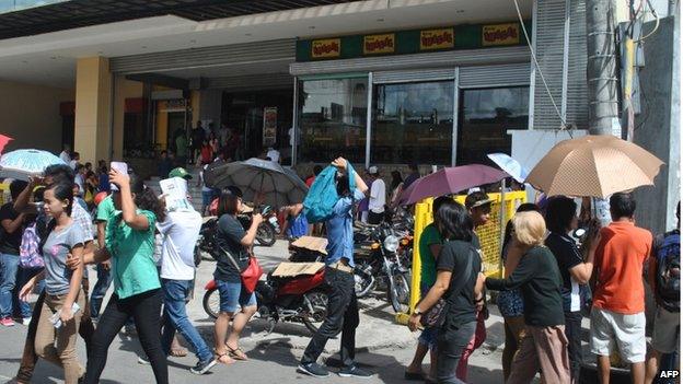 Residents crowd the entrance of a shopping mall to shop for food supplies in Tacloban City, central Philippines on 4 December 2014, ahead of the arrival of Typhoon Hagupit on 6 December
