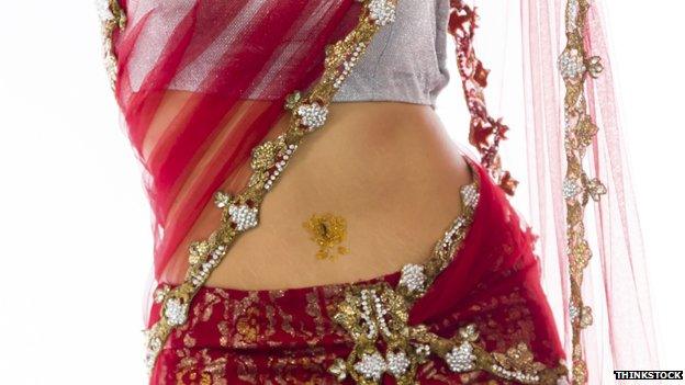 sari midriff