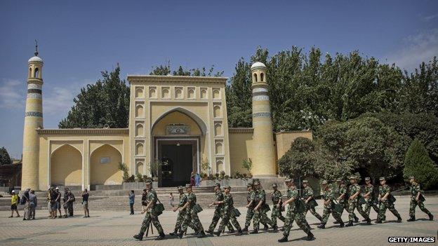 Chinese soldiers march past the Id Kah mosque in Kashgar