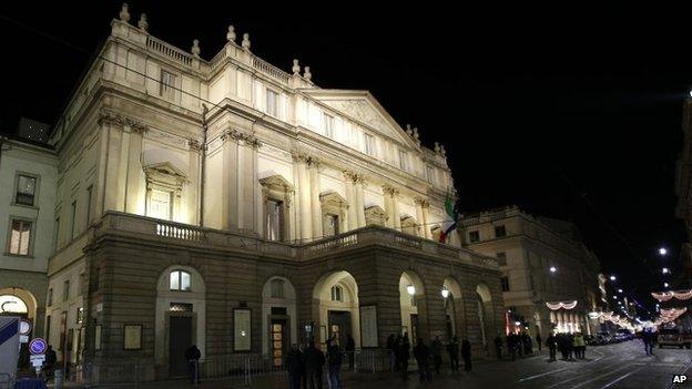 People gather in front of Milan's La Scala opera theatre during the opening season gala (7 December 2014)