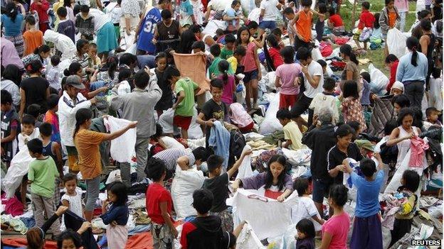 People sort through donated clothes at an evacuation centre near Manila (8 Dec 2014)