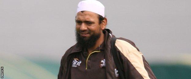 Saqlain Mushtaq, Surrey, Sussex and Pakistan