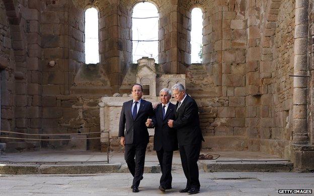 Germany's President Gauck (R) visited the village last year with President Holland and survivor Robert Hebras (C)