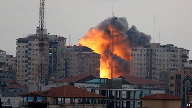 Explosion after Israeli air strike on the Zafer 4 Tower in Gaza City (23 August 2014)