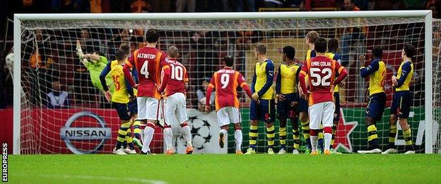 Wesley Sneijder scores