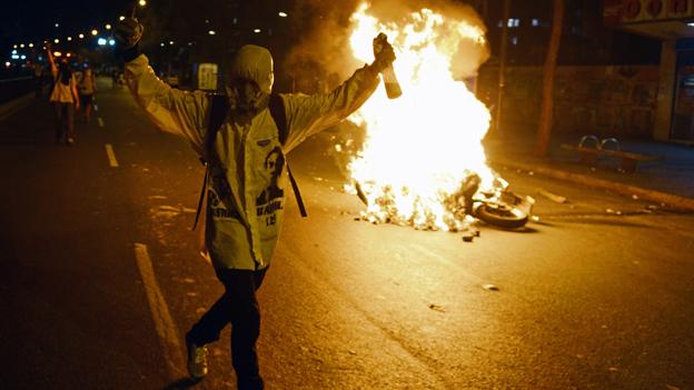 Anti-governments set a barricade on fire during a protest in Caracas on 31 March, 2014.