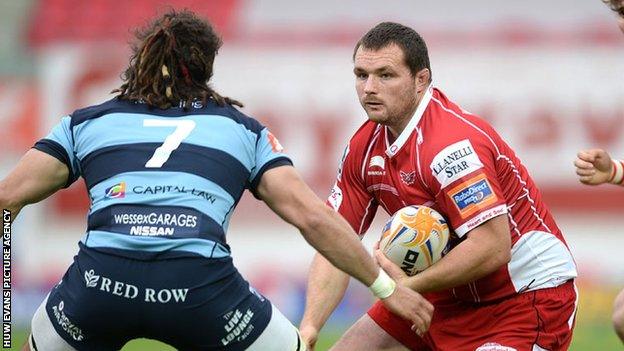 Ken Owens (R) scored a try in Wales' 31-30 second Test defeat against South Africa in June