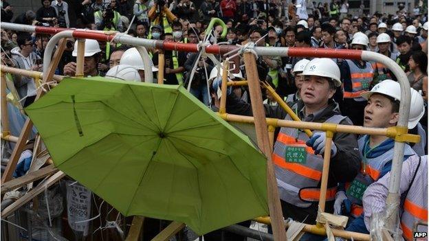 Workers remove barricades in Admiralty, Hong Kong (11 Dec 2014)