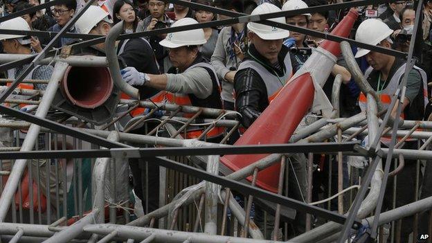 Bailiffs remove barriers in Admiralty, Hong Kong (11 Dec 2014)