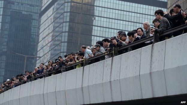 People watch demolition of protest camp in Admiralty, Hong Kong (11 Dec 2014)