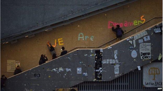 People remove notes of support in Hong Kong (11 Dec 2014)