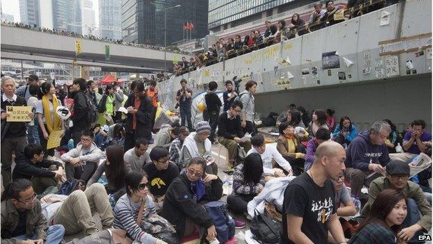 Protesters wait to be arrested in Hong Kong (11 Dec 2014)