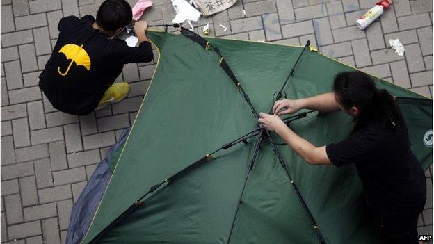 Protesters take down their tent (11 Dec 2014)