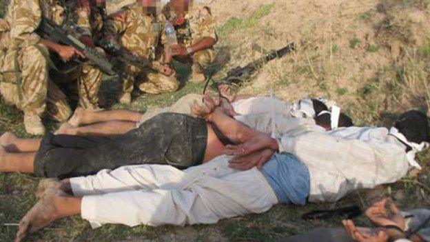 Army soldiers with Iraqi detainees