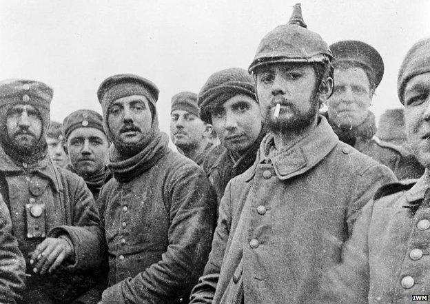 British and German soldiers fraternising at Ploegsteert, Belgium, on Christmas Day 1914, front of 11th Brigade, 4th Division. Imperial War Museum Q 11745