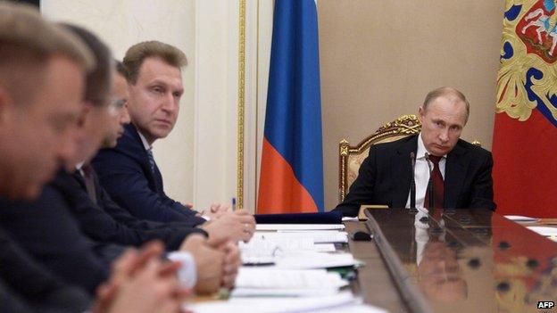 Russian President Vladimir Putin (R) chairs a government meeting in the Kremlin, 9 Dec 14