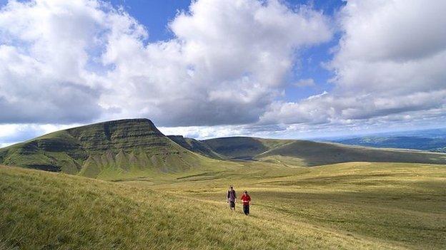 Mae'r Mynydd Du yn Sir Gar yn agos iawn at galon Roy