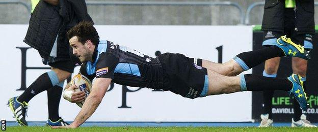 Alex Dunbar scoring a try for Glasgow Warriors