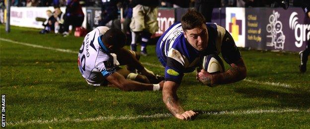 Matt Banahan dives over to complete his hat-trick