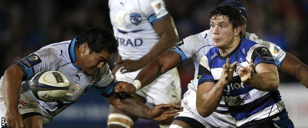 Bath flanker Francois Louw passes the ball