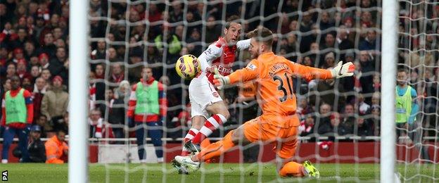 Santi Cazorla puts Arsenal 2-0 ahead against Newcastle