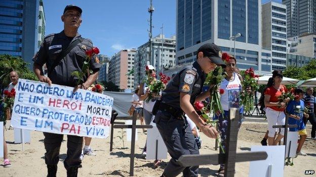 Police protest in Copacabana, Rio, 9 Dec 14