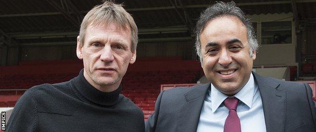 Stuart Pearce (left) and Fawaz Al Hasawi