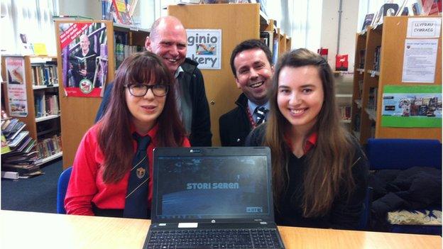 Rhes flaen, chwith i'r dde: Elin Cain a Llinos Elen; Rhes gefn, chwith i'r dde: Geraint Strello (BT) a Guto Williams (Urdd)