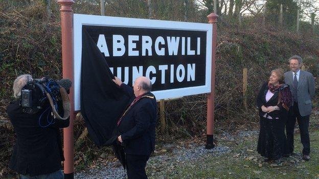 Yr orsaf newydd yn Abergwili