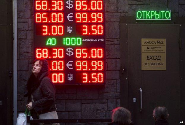 People wait to exchange roubles in Moscow (16 Dec)