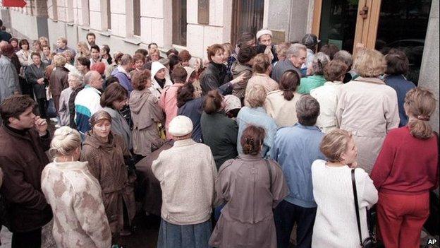 Russians outside bank in Moscow (27 Aug 1998)