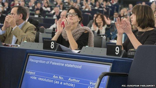 MEPs applauding Palestine vote, 17 Dec 14