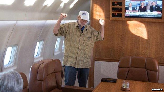 Alan Gross celebrates onboard a government plane headed back to the US with his wife, Judy Gross in this 17 December 2014 White House handout photo