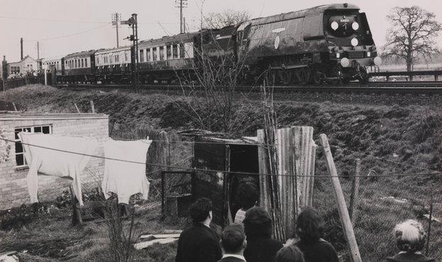 People watch Winston Churchill funeral train from garden