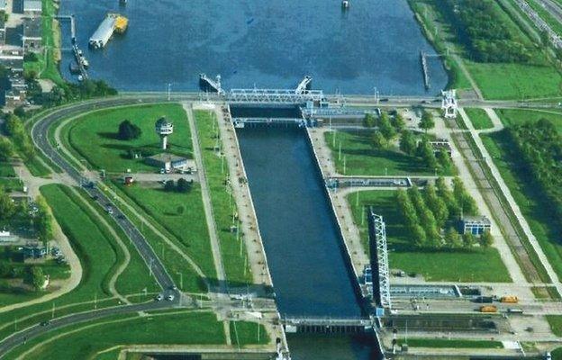 Dutch barrage dam