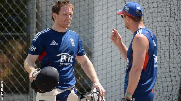 Eoin Morgan speaks with assistant coach Paul Collingwood