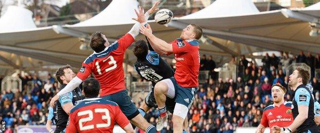 Munster and Glasgow players contest a line-out