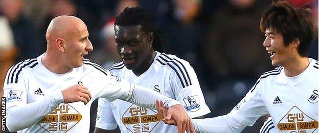 Ki Sung-Yueng of Swansea City celebrates scoring their goal at Hull City with team-mates Jonjo Shelvey and Bafi Gomis