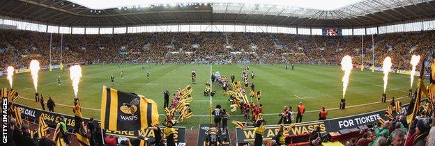 Wasps and London Irish emerge onto the pitch ahead of Wasps' first match at the Ricoh Arena