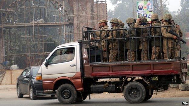 Pakistani soldiers are deployed around Faisalabad's prison. Photo: 21 December 2014