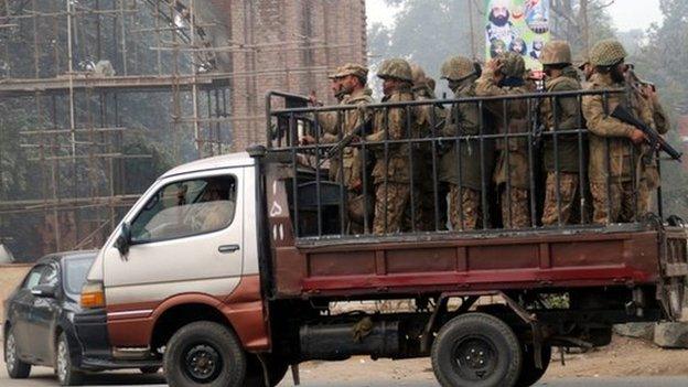 Pakistani soldiers are deployed around Faisalabad's prison. Photo: 21 December 2014