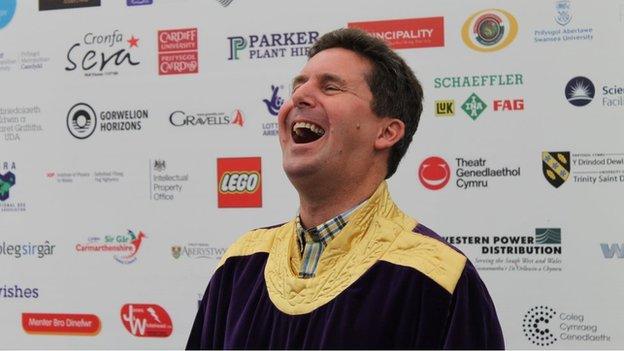 A yw Gary wedi bod yn rhannu rhai o'i jôcs yn barod gyda Ceri Wyn, enillydd y Gadair yn Eisteddfod Genedlaethol Llanelli?