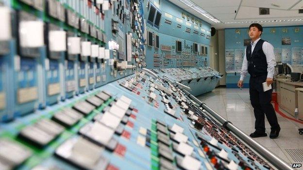 A South Korean employee takes part in a simulated drill to ensure the safety of nuclear power plants under cyber-attacks at a training centre of the Wolseong Nuclear Power Plant in the south-eastern city of Gyeongju (22 December 2014)