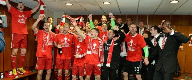 Aberdeen celebrate winning the League Cup