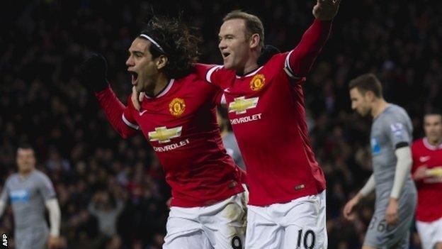 Wayne Rooney (r) and Radamel Falcao